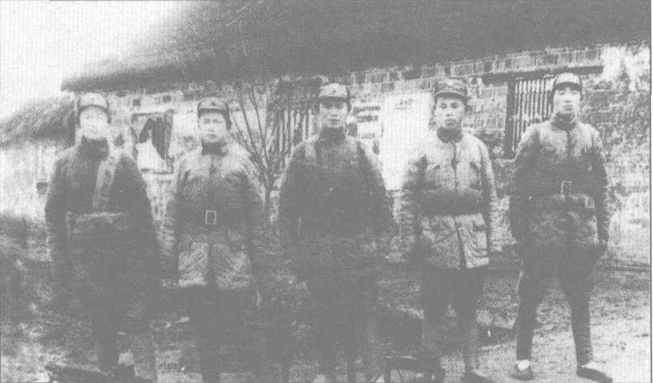 1944年11月，淮南津浦路军分区来安支队战士在黄浦桥伏击战中缴获战利品后合影